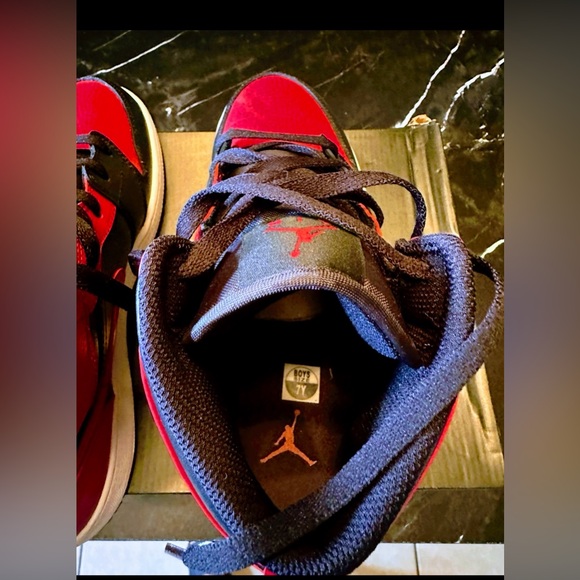 Nike shoes (Big Girls) - Picture 9 of 10